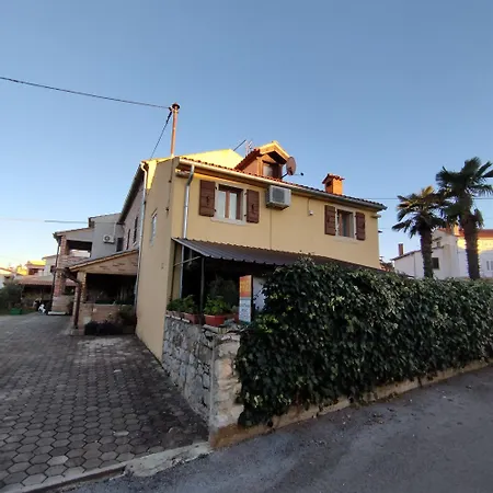 Koza 100m From The Apartmán Poreč